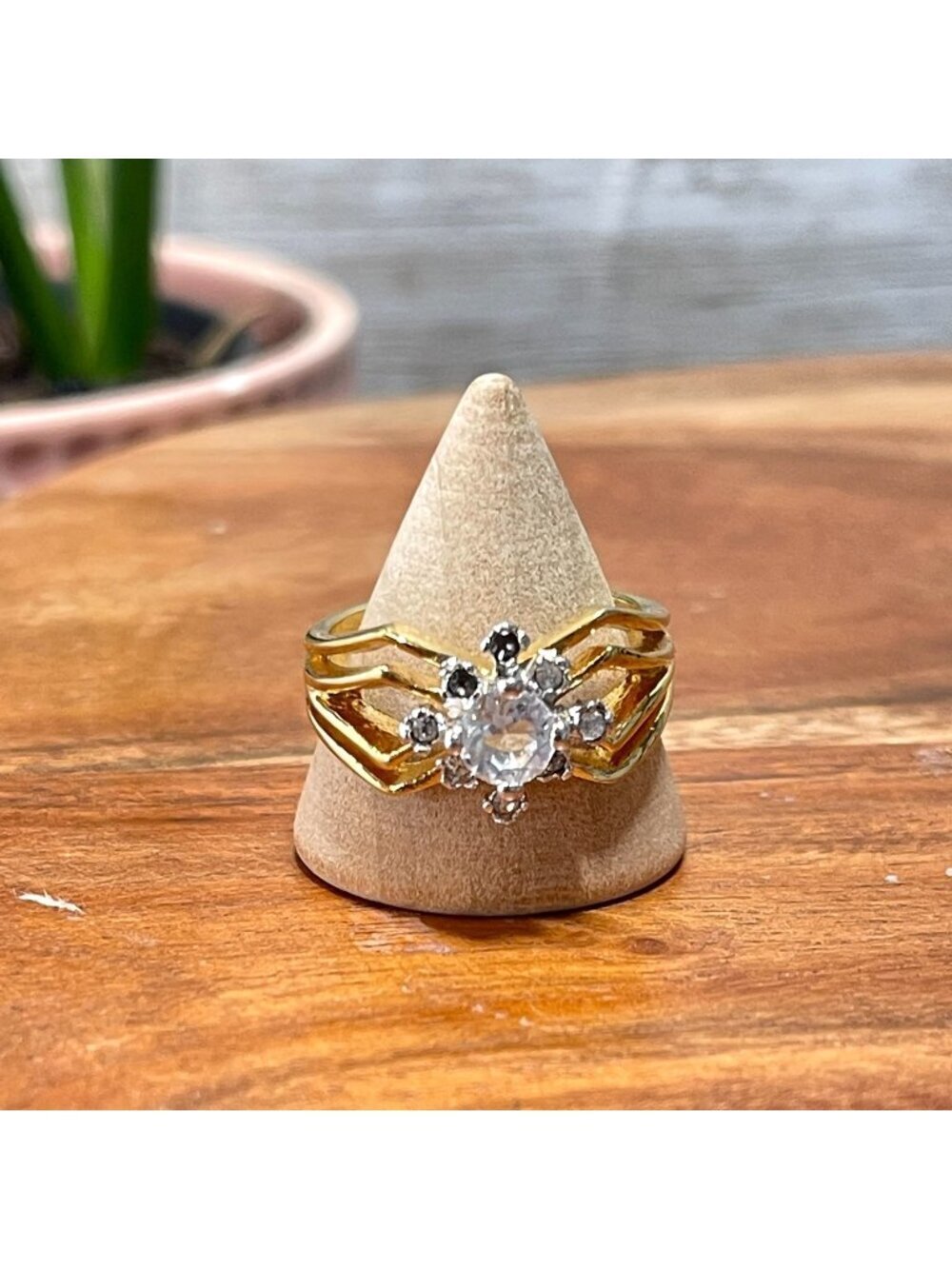 💍 Vintage 18K HGE Gold Tone Geometric Chevron CZ Ring – Statement Style Sz 9